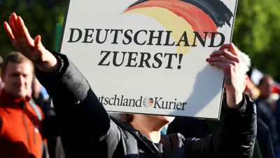 مؤيد لحزب البديل من أجل ألمانيا يؤدي تحية هتلر