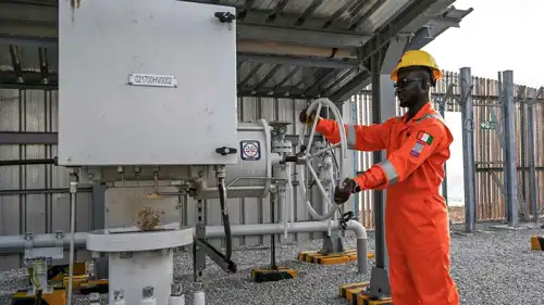 خلال افتتاح مشروع للطاقة في ساحل العاج