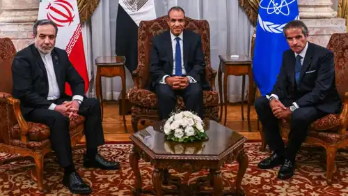 وزير الخارجية المصري يتوسط غروسي وعراقجي