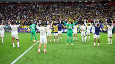 فريق النصر السعودي يقدمون التحية للجماهير