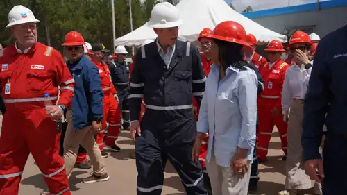 الوزير رايت مع ديلسي رودريغيز خلال زيارة حقل نفطي