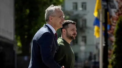 الرئيس الأوكراني فولوديمير زيلينسكي والأمين العام لحلف شمال الأطلسي ينس ستولتنبرغ 