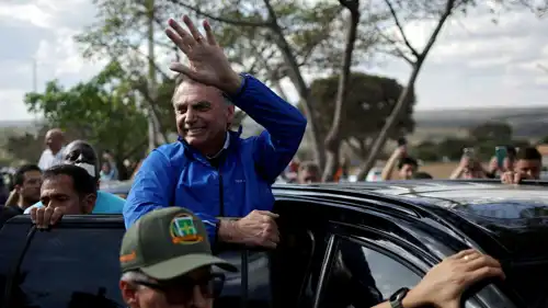 الرئيس البرازيلي السابق جايير بولسونارو يحيي أنصاره