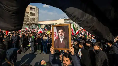 إيرانيون يرفعون صورة مجتبى خلال فعالية في طهران