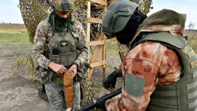 جنود روس يتفحصون الأسلحة