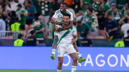 غالينو يحتفل بهدفه الخرافي في شباك فيسيل كوبي