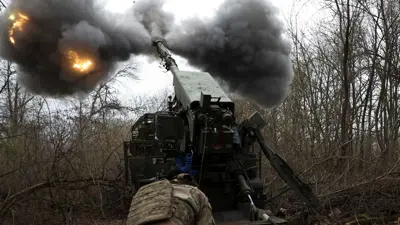 مدفع أوكراني يطلق قذائفه في جبهة دونيتسك