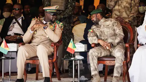 عاصيمي غويتا (يمين)