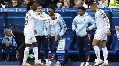 كامافينغا مع لاعبي ريال مدريد