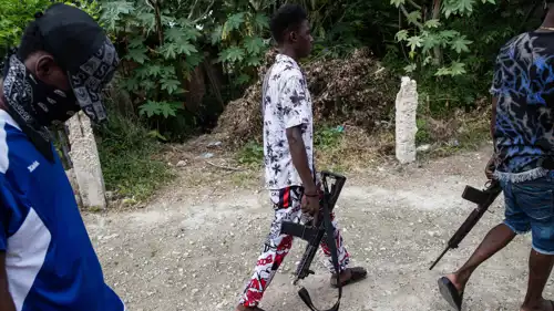 أفراد عصابات مسلحة يجوبون شوارع بورت أو برانس