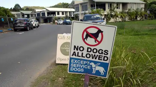 لافتة تحظر الكلاب في قرية كورومبن