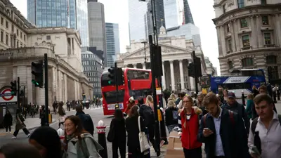 أشخاص يسيرون في لندن