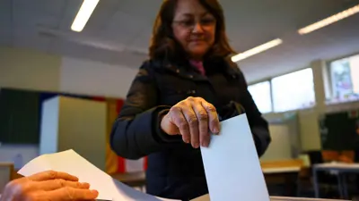 ألمانية تدلي بصوتها في برلين