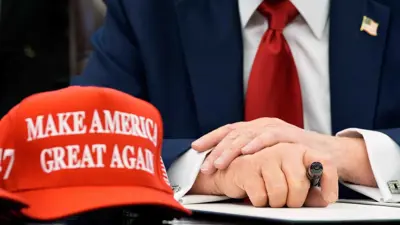 ترامب أثناء توقيع قرار في المكتب البيضاوي