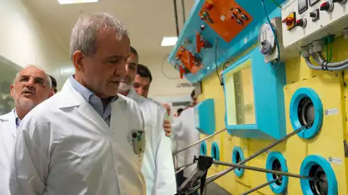 الرئيس الإيراني مسعود بزشكيان داخل أحد المفاعلات النووي 