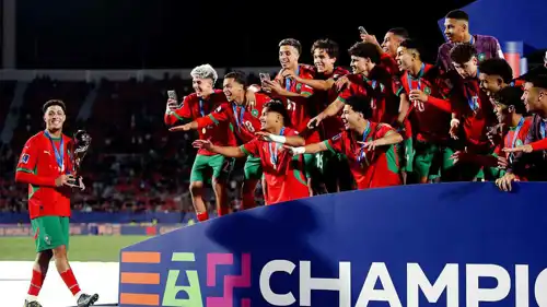 لاعبو المغرب يحتفلون بتتويجهم بكأس العالم للشباب