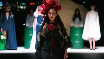 جانب من عرض الأزياء