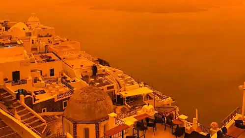 الغبار يصبغ سماء جزيرة سانتوريني باللون الأحمر