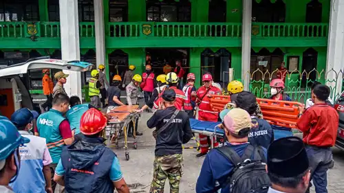 رجال الإنقاذ يبحثون عن ناجين في المدرسة