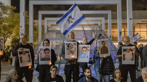 إسرائيليون يرفعون صور قتلى الحرب