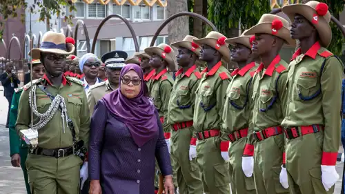 سامية حسن خلال مراسم استقبال