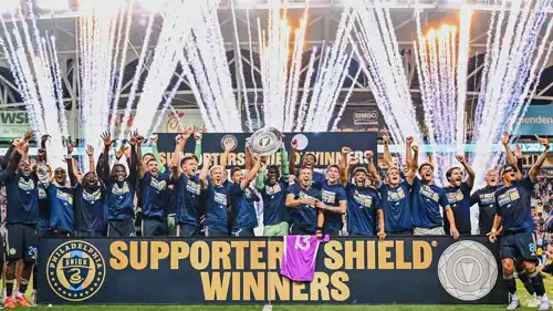 لاعبو فيلادلفيا يونيون يحتفلون بلقب درع المشجعين