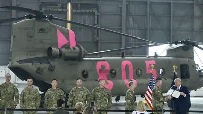 دونالد ترامب وسط جنود أمريكيين