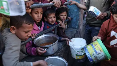 أطفال ينتظرون للحصول على طعام في غزة