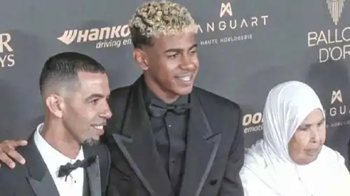 لامين يامال وعائلته في حفل الكرة الذهبية