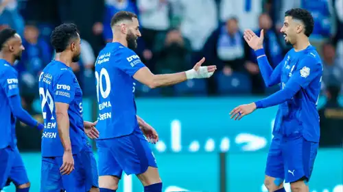 كريم بنزيما مع زملائه في الهلال