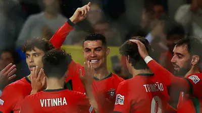 كريستيانو رونالدو يحتفل مع لاعبي البرتغال