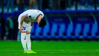 لاعب الغرافة القطري يوجه التحية لجماهير الهلال