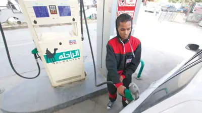 عامل في محطة وقود في العاصمة الليبية طرابلس