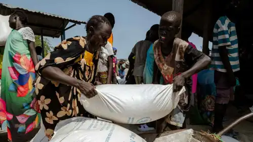 توزيع مساعدات غذائية في السودان