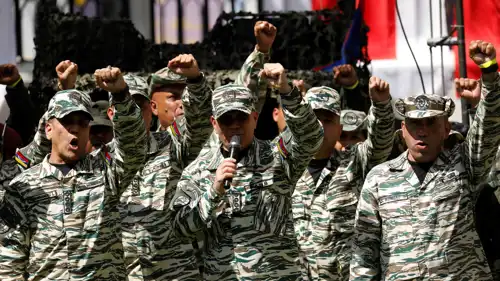 وزير الدفاع الفنزويلي فلاديمير بادرينو لوبيز وضباط القيادة العليا العسكرية يحضرون تدريبًا عسكريًا 