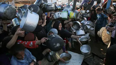 فلسطينيون يحاولون الحصول على الطعام في غزة