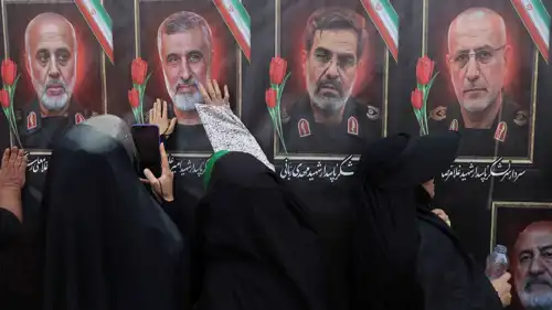 موكب جنازة علماء إيرانيين اغتالتهم إسرائيل