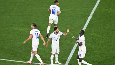 ريان شرقي مع زميله كولو مواني