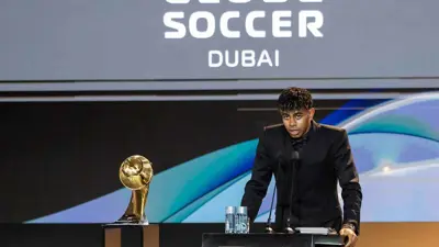 لامين يامال مع جائزته في حفل "غلوب سوكر"