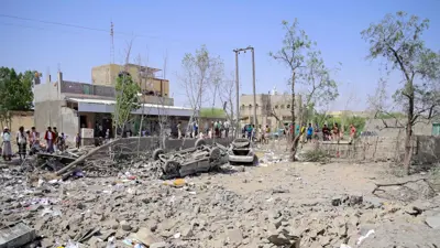 يمنيون في الحديدية يتفقدون آثار ضربة أمريكية