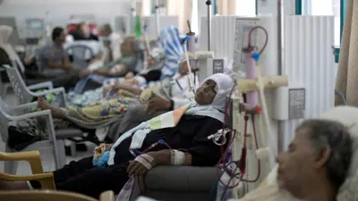 (أرشيف) فلسطينيون يخضعون لغسيل الكلى في مستشفى الشفاء