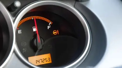 سيارة ينفذ منها الوقود