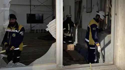 فرق أمنية سورية داخل المسجد