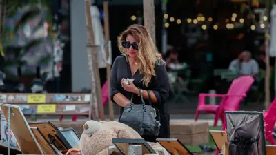 إسرائيلية تبكي وهي تنظر إلى صور الرهائن لدى حماس