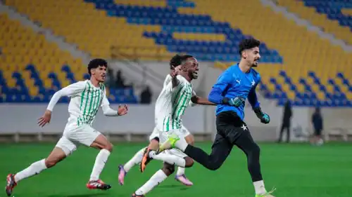 حارس النجمة يحتفل بهدفه في النصر