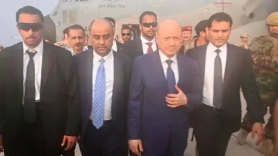 رئيس مجلس القيادة ورئيس الحكومة أثناء وصولهما إلى مطار عدن الدولي