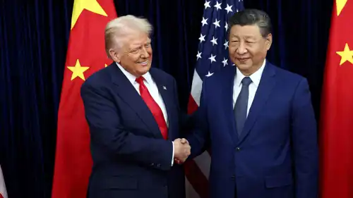 الرئيس ترامب يصافح الرئيس الصيني شين جين بينغ