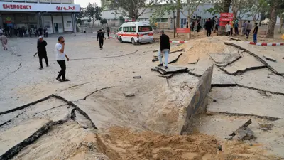 أثر الغارة الإسرائيلية على موقع المستشفى الأوروبي