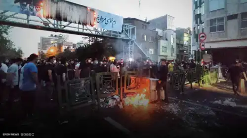 "تبكي عند قبر أمها"..ما قصة الصورة التي نشرتها أنجلينا جولي لطفلة إيرانية؟