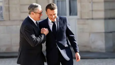 إيمانويل ماكرون وكير ستارمر 